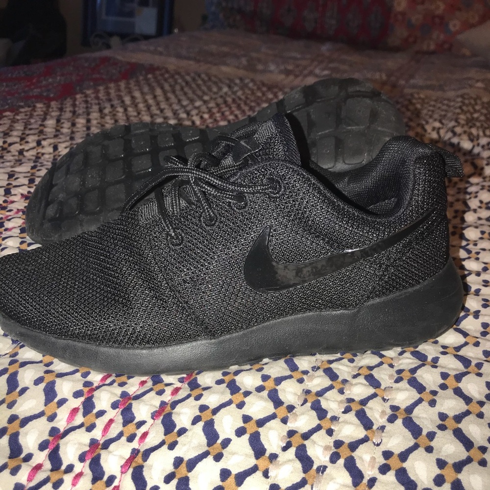 Black Nike sneaks in EUC 😍